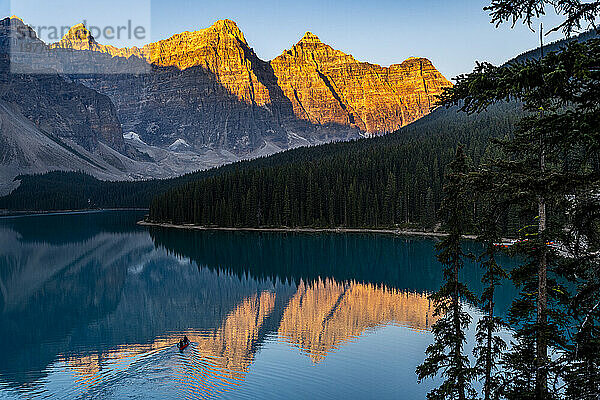 Kajakfahrer bei Sonnenaufgang am Lake Moraine  Banff-Nationalpark  UNESCO-Weltkulturerbe  Alberta  Rocky Mountains  Kanada  Nordamerika