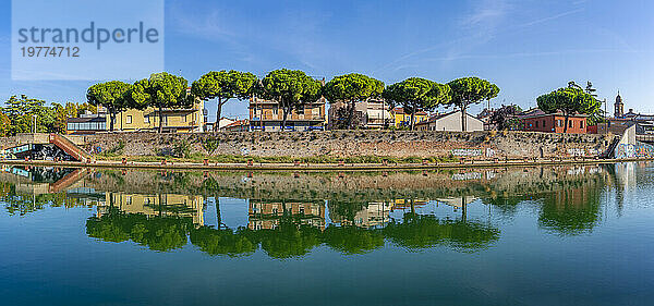 Blick auf Gebäude und Pinien  die sich über den Kanal von Rimini  Rimini  Emilia-Romagna  Italien  Europa spiegeln