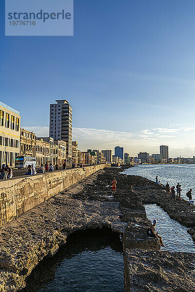 Sonnenuntergang an der Malecon-Promenade  Havanna  Kuba  Westindische Inseln  Mittelamerika