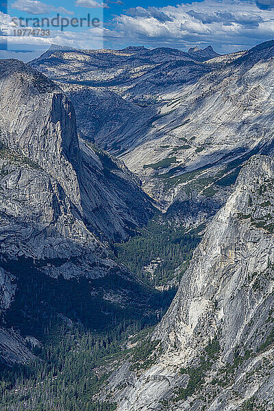 Blick über den Yosemite-Nationalpark  UNESCO-Weltkulturerbe  Kalifornien  Vereinigte Staaten von Amerika  Nordamerika