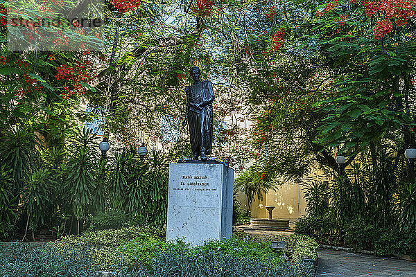 Statue von Simon Bolivar in einem kleinen Park in der Altstadt von Havanna  Kuba  Westindien  Mittelamerika