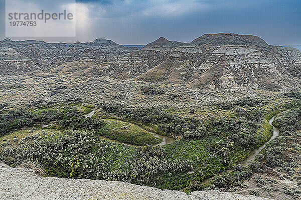 Erodierte Landschaft im Dinosaur Provincial Park  UNESCO-Weltkulturerbe  Alberta  Kanada  Nordamerika