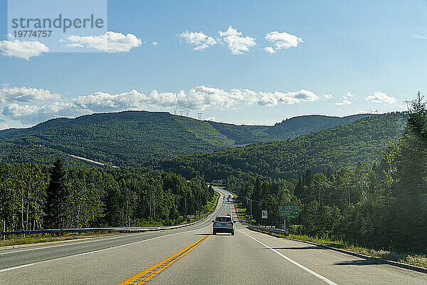 Straße entlang des Sankt-Lorenz-Stroms  Quebec  Kanada  Nordamerika