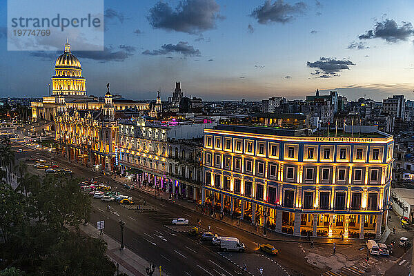 Blick bei Nacht über Havanna und sein Kapitol  Havanna  Kuba  Westindien  Mittelamerika