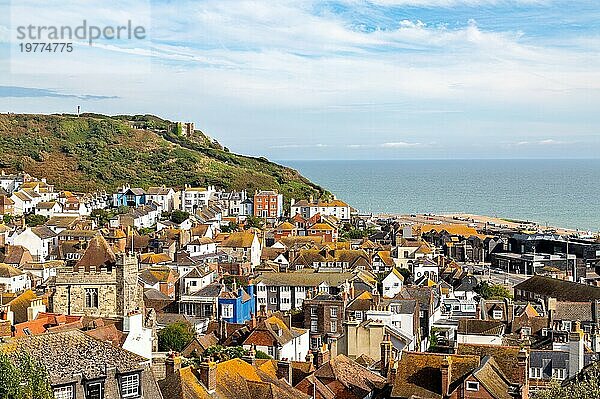 Historische Altstadt von Hastings mit der East Hill Cliff Lift Station im Hintergrund  Hastings  East Sussex  England  Vereinigtes Königreich  Europa