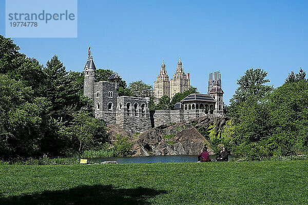 Stadtlandschaft mit Schloss Belvedere  einem neugotischen Bauwerk auf Vista Rock  Central Park  Manhattan Island  New York City  Vereinigte Staaten von Amerika  Nordamerika