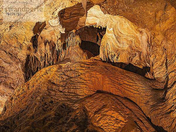 Eisscholle in der Haupthöhle im Carlsbad Caverns National Park  UNESCO-Weltkulturerbe  in den Guadalupe Mountains  New Mexico  Vereinigte Staaten von Amerika  Nordamerika