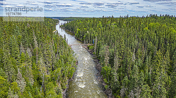 Luftaufnahme des Pisew River  Pisew Falls Provincial Park  Thompson  Manitoba  Kanada  Nordamerika