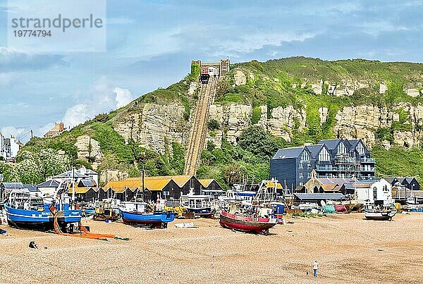 Fischerboote am Stade (Fischerstrand) mit der East Hill Cliff Railway dahinter  Hastings  East Sussex  England  Vereinigtes Königreich  Europa