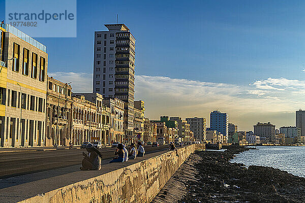 Sonnenuntergang an der Malecon-Promenade  Havanna  Kuba  Westindische Inseln  Mittelamerika