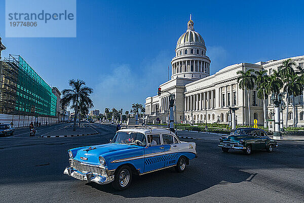 Oldtimer vor dem Theater von Havanna  Havanna  Kuba  Westindien  Mittelamerika