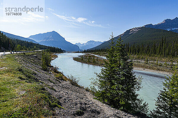 Athabasca River  Glacier Parkway  Jasper Nationalpark  UNESCO-Weltkulturerbe  Alberta  Kanadische Rocky Mountains  Kanada  Nordamerika