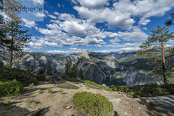 Blick über den Yosemite-Nationalpark mit Half Dome  UNESCO-Weltkulturerbe  Kalifornien  Vereinigte Staaten von Amerika  Nordamerika