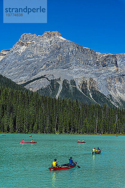 Touristen in Kanus  Emerald Lake  Yoho-Nationalpark  UNESCO-Weltkulturerbe  British Columbia  Kanada  Nordamerika