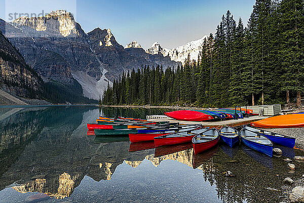 Kanus bei Sonnenaufgang am Lake Moraine  Banff-Nationalpark  UNESCO-Weltkulturerbe  Alberta  Rocky Mountains  Kanada  Nordamerika