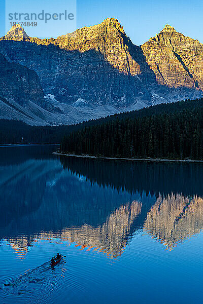 Kajakfahrer bei Sonnenaufgang am Lake Moraine  Banff-Nationalpark  UNESCO-Weltkulturerbe  Alberta  Rocky Mountains  Kanada  Nordamerika