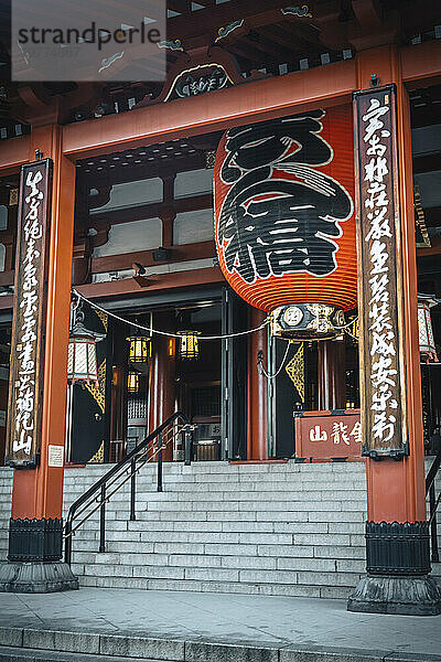 Eingangstor des Senso-ji-Tempels  Tokio  Honshu  Japan  Asien