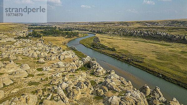 Luftaufnahmen von Hoodoos entlang des Milk River  Writing-on-Stone Provincial Park  UNESCO-Weltkulturerbe  Alberta  Kanada  Nordamerika