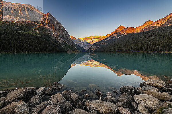 Sonnenaufgang am Lake Louise  Banff-Nationalpark  UNESCO-Weltkulturerbe  Alberta  Rocky Mountains  Kanada  Nordamerika