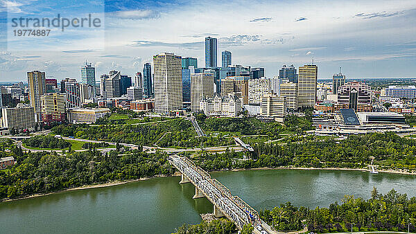 Luftaufnahme der Skyline von Edmonton  Alberta  Kanada  Nordamerika