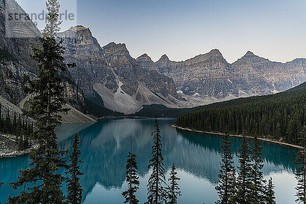 Sonnenaufgang am Lake Moraine  Banff-Nationalpark  UNESCO-Weltkulturerbe  Alberta  Rocky Mountains  Kanada  Nordamerika