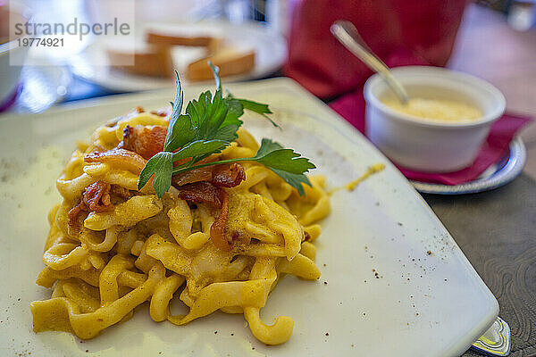 Blick auf Carbonara im Restaurant in Montepulciano  Montepulciano  Provinz Siena  Toskana  Italien  Europa