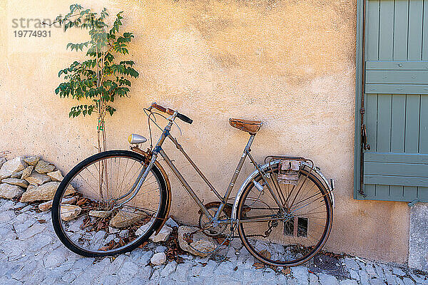 Straßenszene mit Fahrrad im Dorf Ménerbes  Luberon  Vaucluse  Provence  Frankreich  Europa