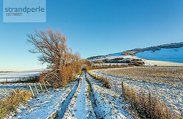 Verschneiter Fußweg in der Nähe des Dorfes Wilmington  South Downs National Park  East Sussex  England  Vereinigtes Königreich  Europa