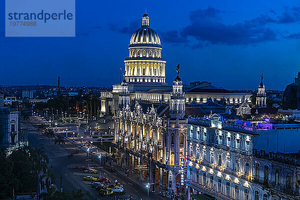 Blick bei Nacht über Havanna und sein Kapitol  Havanna  Kuba  Westindien  Mittelamerika