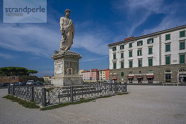 Blick auf die Statue von Leopoldo II. auf der Piazza della Repubblica  Livorno  Provinz Livorno  Toskana  Italien  Europa