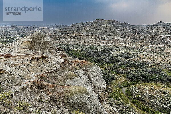 Erodierte Landschaft im Dinosaur Provincial Park  UNESCO-Weltkulturerbe  Alberta  Kanada  Nordamerika