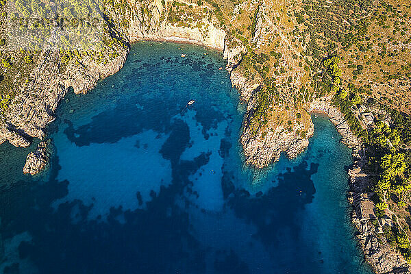 Bucht von Ieranto von oben gesehen  Punta Campanella  Amalfiküste  Provinz Neapel  Region Kampanien  Italien  Europa