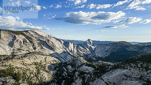 Granitberge mit Half Dome im Hintergrund  Yosemite-Nationalpark  UNESCO-Weltkulturerbe  Kalifornien  Vereinigte Staaten von Amerika  Nordamerika