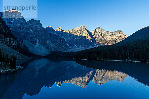 Sonnenaufgang am Lake Moraine  Banff-Nationalpark  UNESCO-Weltkulturerbe  Alberta  Rocky Mountains  Kanada  Nordamerika