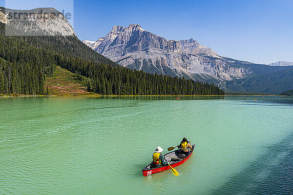 Kanu auf dem Emerald Lake  Yoho-Nationalpark  UNESCO-Weltkulturerbe  British Columbia  Kanada  Nordamerika