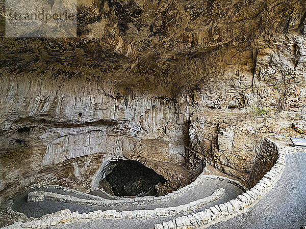 Eingang zur Haupthöhle im Carlsbad Caverns National Park  UNESCO-Weltkulturerbe  in den Guadalupe Mountains  New Mexico  Vereinigte Staaten von Amerika  Nordamerika