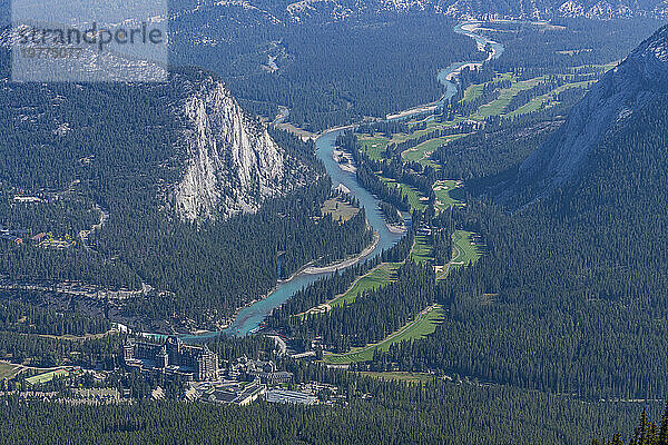 Fairmont Banff Springs Hotel vom Gipfel des Sulphur Mountain aus gesehen  Banff-Nationalpark  UNESCO-Weltkulturerbe  Alberta  Rocky Mountains  Kanada  Nordamerika