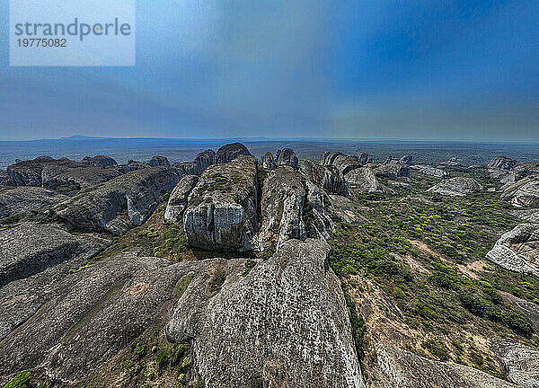 Luftaufnahme der schwarzen Felsen von Pungo Andongo  Malanje  Angola  Afrika