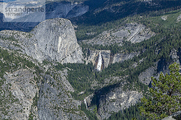 Blick über die Vernal- und Nevada-Wasserfälle  Yosemite-Nationalpark  UNESCO-Weltkulturerbe  Kalifornien  Vereinigte Staaten von Amerika  Nordamerika