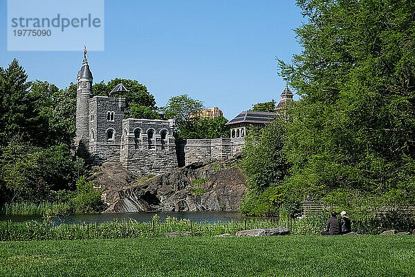 Stadtlandschaft mit Schloss Belvedere  einem neugotischen Bauwerk auf Vista Rock  Central Park  Manhattan Island  New York City  Vereinigte Staaten von Amerika  Nordamerika