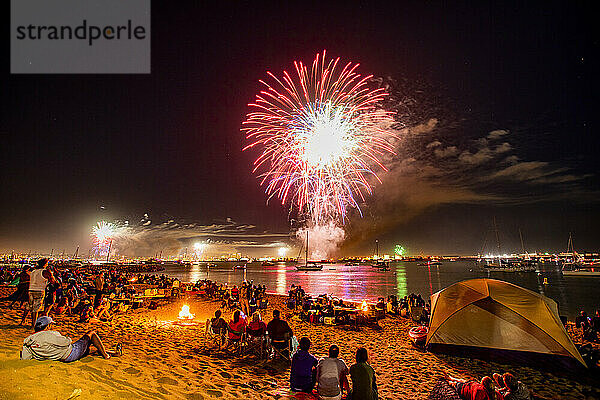 Feuerwerk von Shelter Island in San Diego  Kalifornien  Vereinigte Staaten von Amerika  Nordamerika aus gesehen