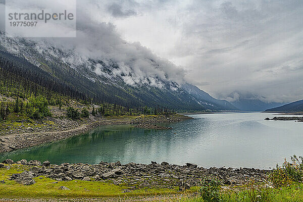 Medicine Lake  Jasper Nationalpark  UNESCO-Weltkulturerbe  Alberta  Kanadische Rocky Mountains  Kanada  Nordamerika