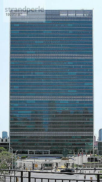 Blick auf das Sekretariatsgebäude der Vereinten Nationen  einen Wolkenkratzer am Sitz der Vereinten Nationen im Stadtteil Turtle Bay  Manhattan  New York City  Vereinigte Staaten von Amerika  Nordamerika