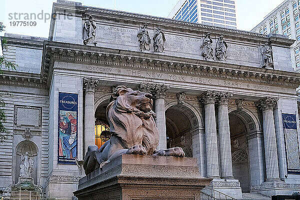 Architektonisches Detail der New York Public Library (NYPL)  zweitgrößte in den USA und viertgrößte der Welt  New York City  Vereinigte Staaten von Amerika  Nordamerika