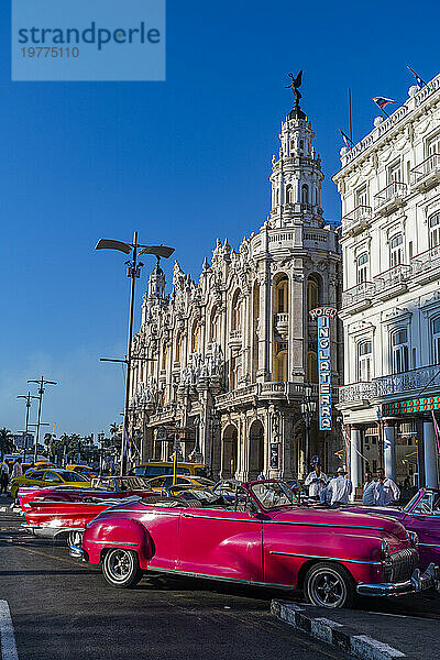 Oldtimer vor dem Theater von Havanna  Havanna  Kuba  Westindien  Mittelamerika