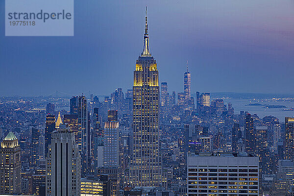 Empire State Building und die Skyline von New York City in der Abenddämmerung vom Top of the Rock  Rockefeller Center  New York City  Vereinigte Staaten von Amerika  Nordamerika