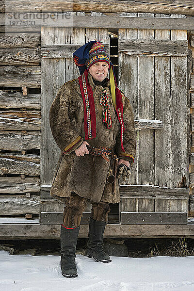 Sami-Mann in traditioneller Kleidung  Finnland  Europa
