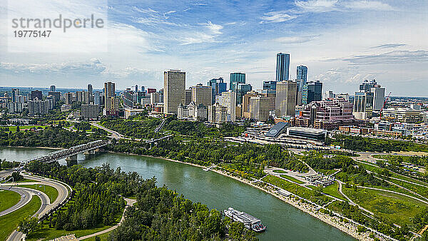 Luftaufnahme der Skyline von Edmonton  Alberta  Kanada  Nordamerika