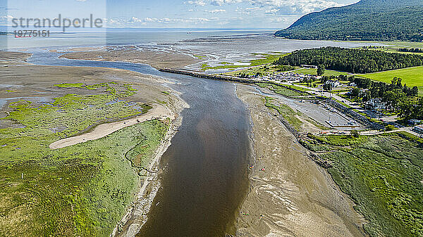 Luftaufnahme des Gouffre River  der im St. Lawrence River  Quebec  Kanada  Nordamerika fließt