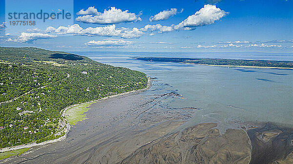 Luftaufnahme des Gouffre River  der im St. Lawrence River  Quebec  Kanada  Nordamerika fließt